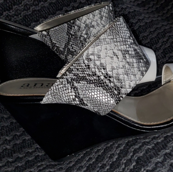 Wedge Heels - size 9.5 - Picture 3 of 7